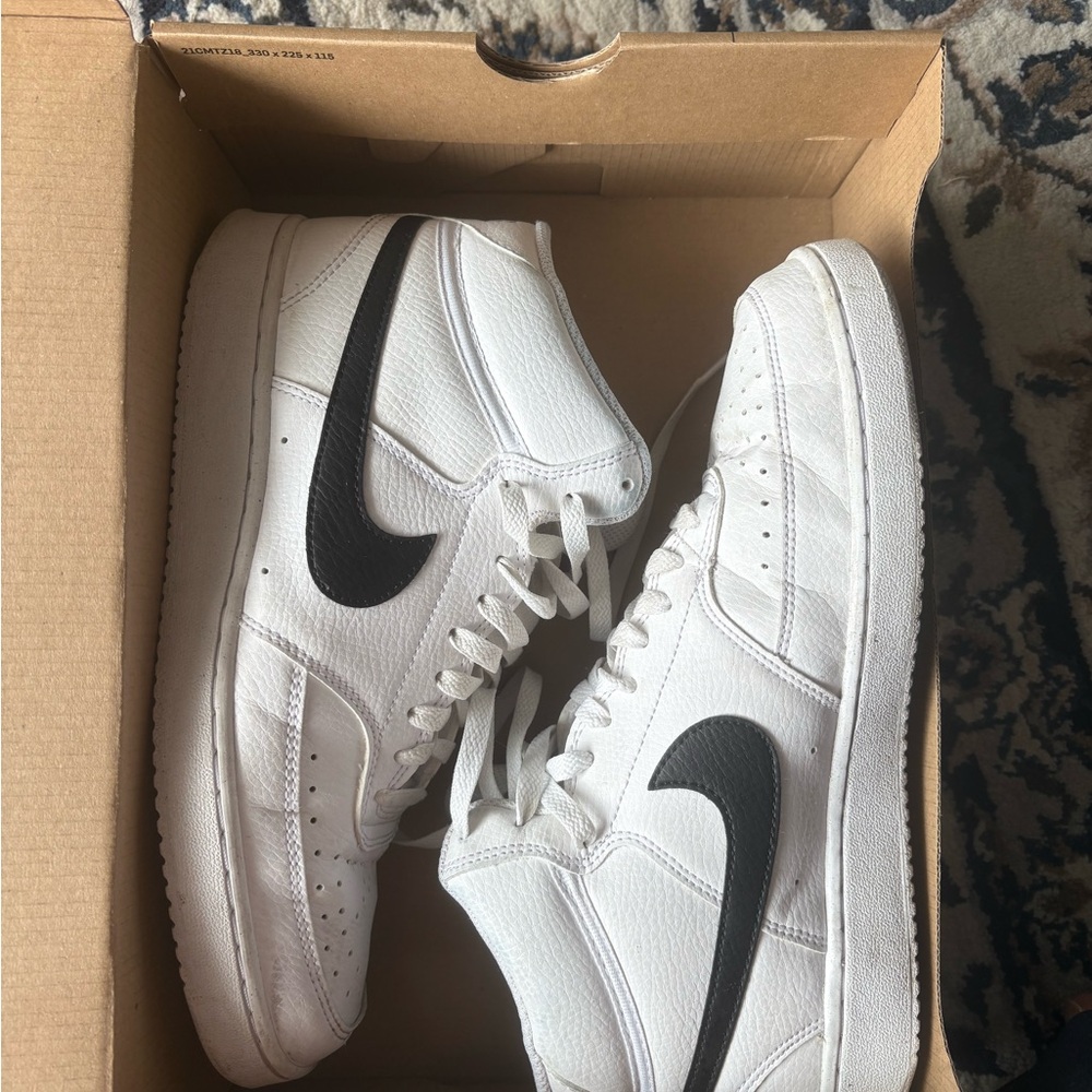 Nike White and Black Sneakers Classic Design